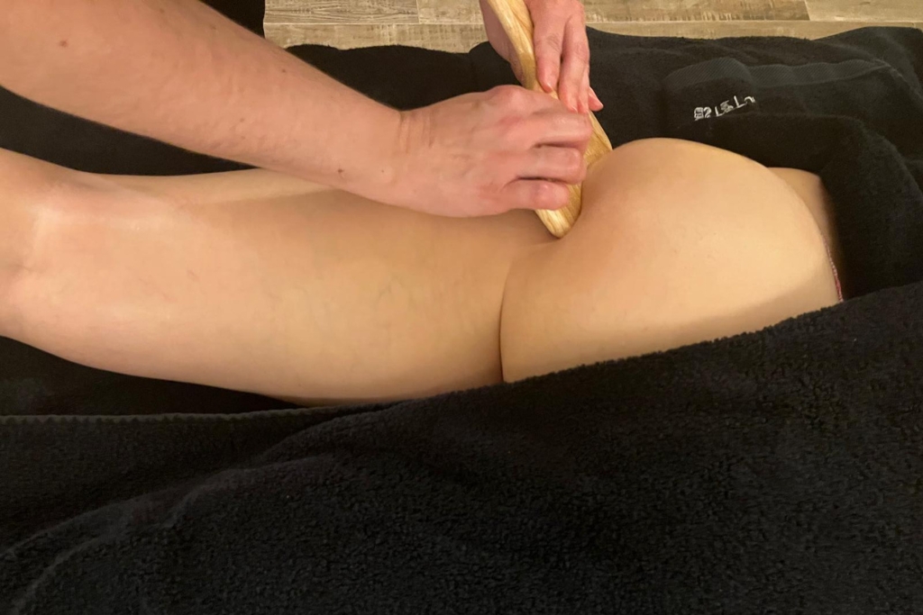 Tratamiento corporal de maderoterapia en muslos y glúteos.