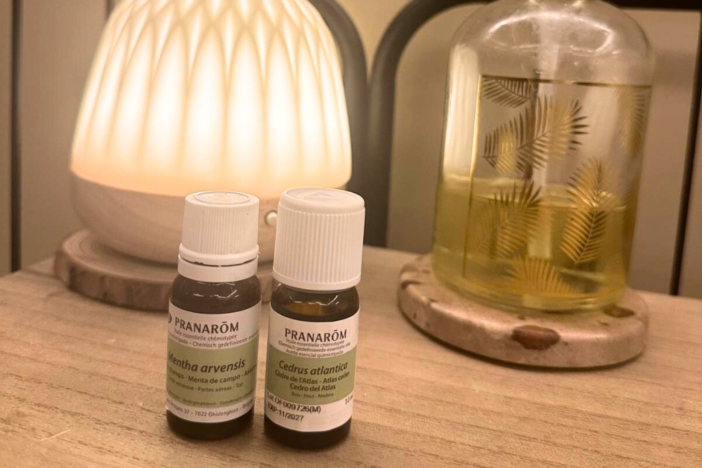Aceite esencial de menta de campo y aceite esencial de cedro para el masaje para piernas cansadas con aromaterapia.