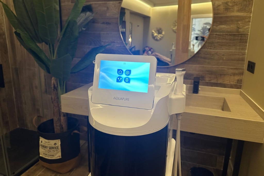 Dispositivo Aquapure para realizar el tratamiento de limpieza facial profunda.