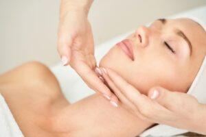 Tratamiento de doble mentón con diatermia y mesoterapia