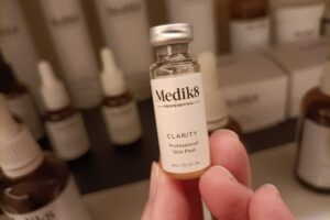 Ampolla Peeling Clarity Medik8, tratamiento profesional antienvejecimiento y para el acné.
