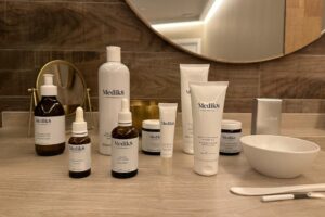Crystal Retinal Age-Defying Facial: El tratamiento revolucionario de Medik8 en Salamanca